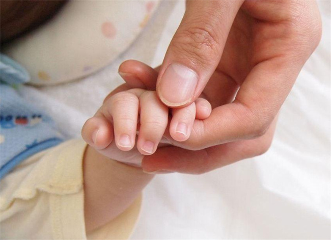 如何避免宝宝指甲里的变脏-图1
