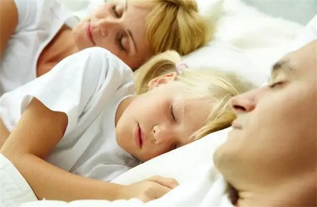 孩子多大适合和父母分开睡-图1