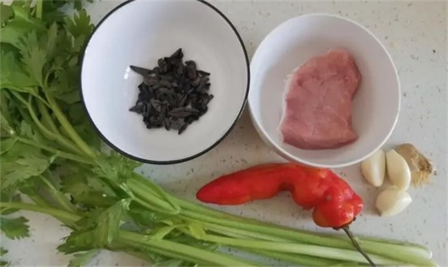 好吃的芹菜木耳炒肉怎么做 芹菜木耳炒肉做法
