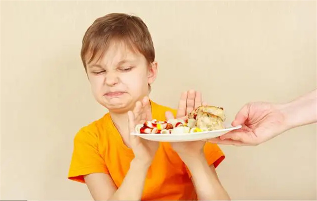 孩子总是不爱吃饭  解决挑食的方法-图1